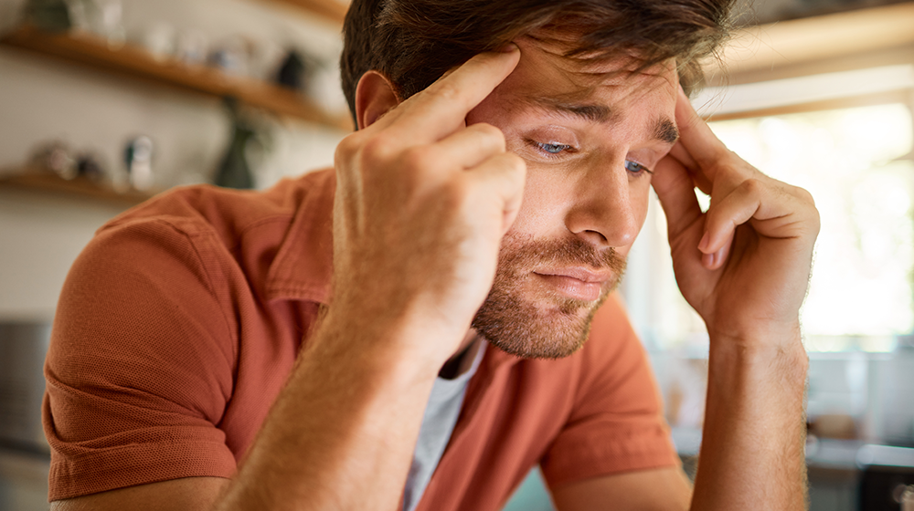 Hombre triste con la cabeza apoyada en las manos