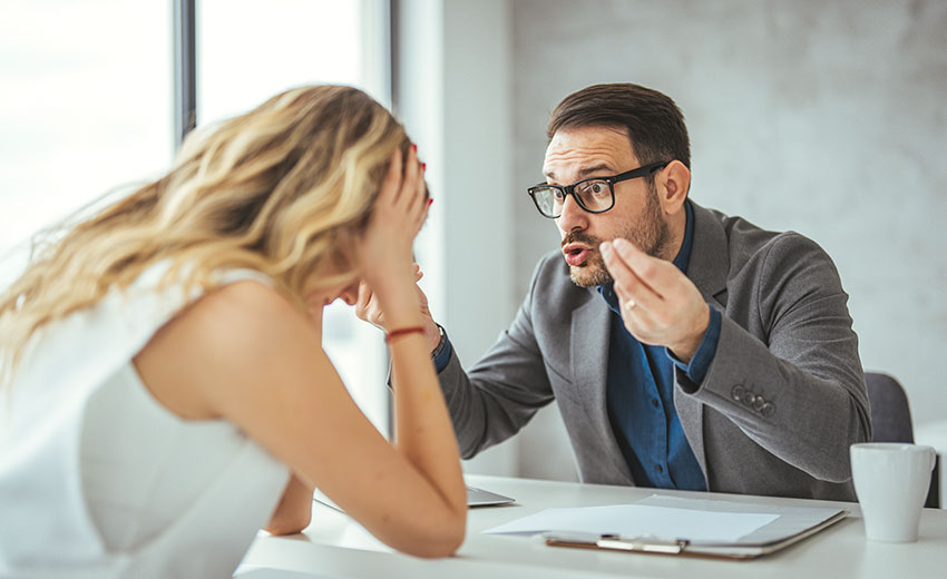 Mujer acosada por su superior
