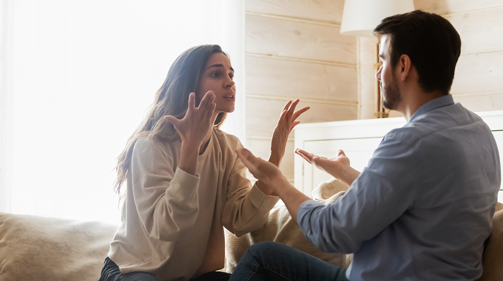 Una pareja discutiendo intensamente